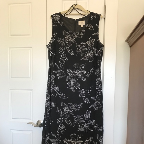 Maxi-Length Black Print Dress - Picture 2 of 7